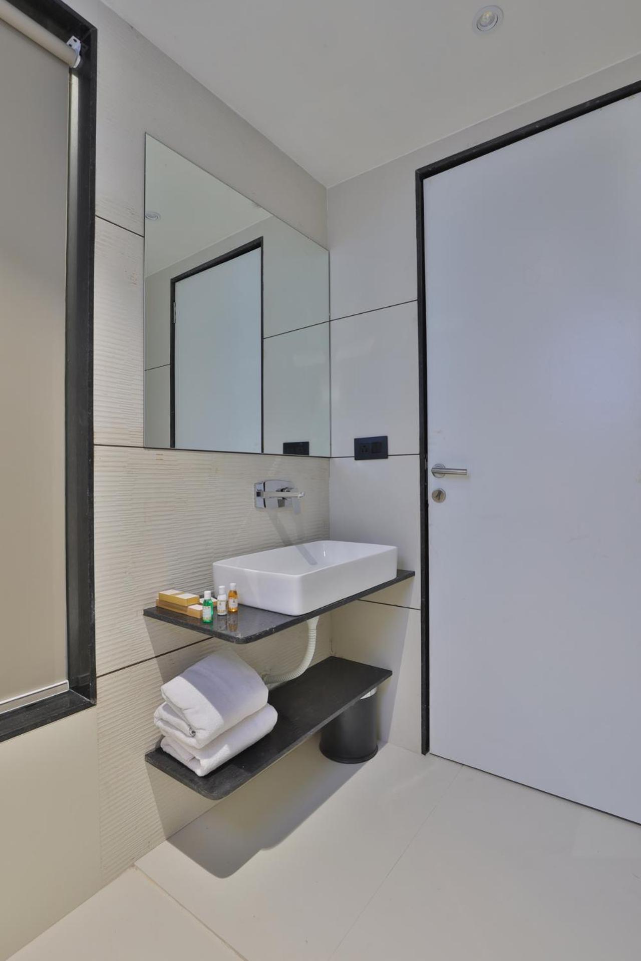 Hotel Elements Surat Exterior foto