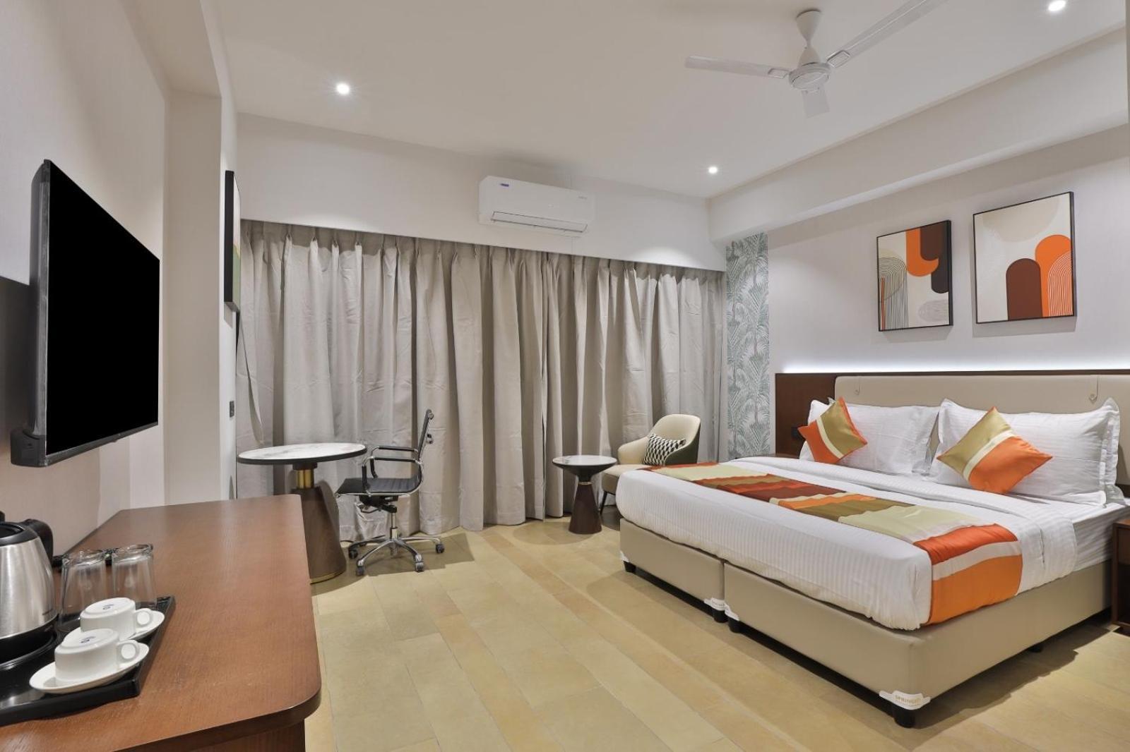 Hotel Elements Surat Exterior foto